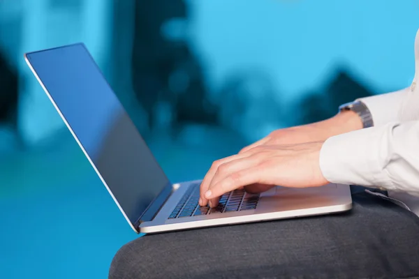 Geschäftsmann drückt modernen Laptop auf bunten Hintergrund — Stockfoto
