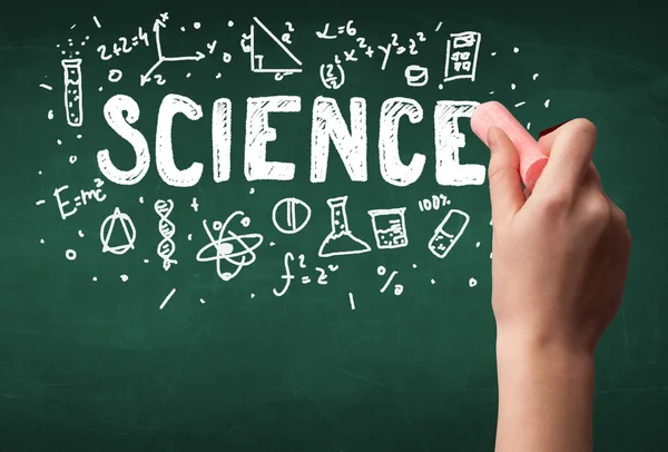 Olgun bilim adamı gemide çizim yapıyor.