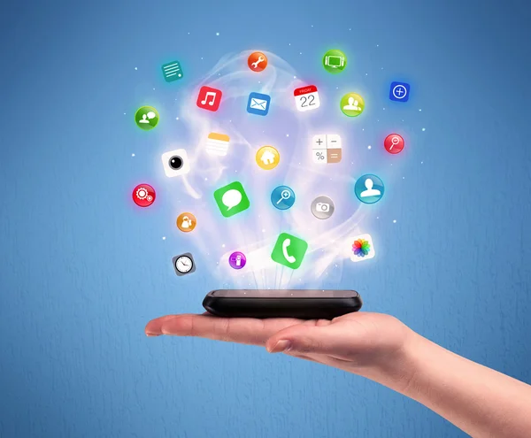 Ruce drží telefon tablet s aplikací ikony — Stock fotografie