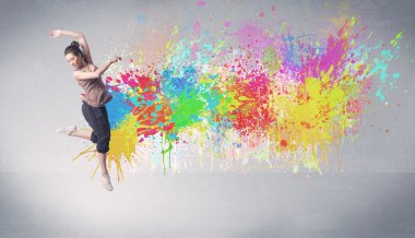 Renkli genç bir sokak dansçısı.