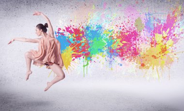 Renkli boyalarla zıplayan modern sokak dansçısı.