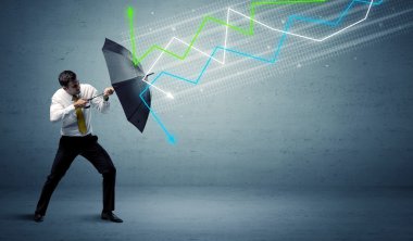 Şemsiye ve borsa okları kavramına sahip iş adamı