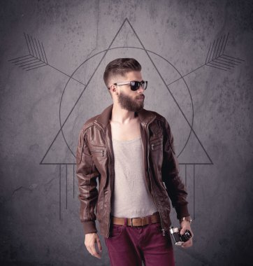 Sıradan komik erkek cep telefonu kullanıyor.