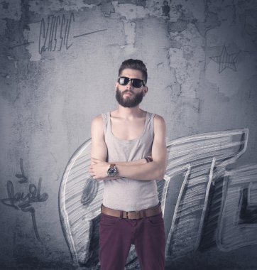 Graffiti duvarında duran manken.