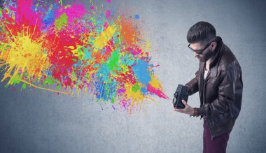 Kamera ve boya sıçratan hippi adam.