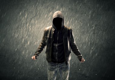 Kapüşonlu hayalet yüzlü adam