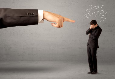 Kafası karışmış bir çalışan patrondan emir alıyor.