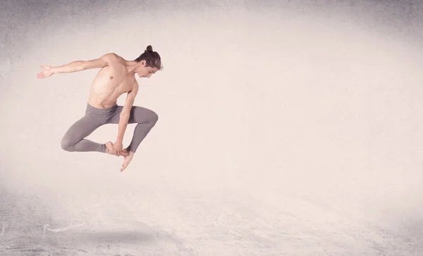 Moderne Balletttänzerin führt Kunstsprung mit leerem Hintergrund auf — Stockfoto