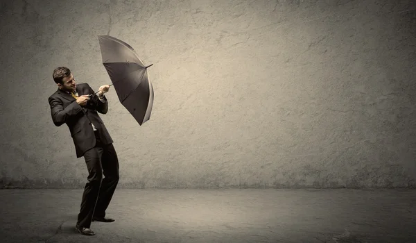 Bonito homem de negócios segurando guarda-chuva com backgroun espaço cópia — Fotografia de Stock