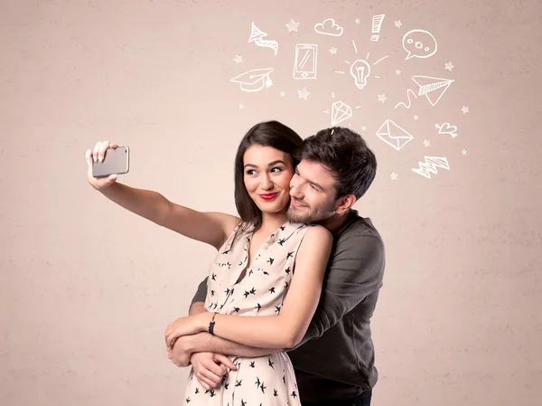 Coppia scattare selfie con pensieri illustrati — Foto Stock