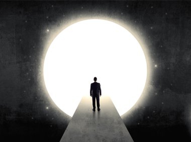 büyük kapısı önünde duran adam