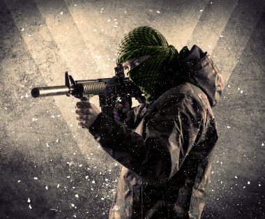 Eski backgro tehlikeli Maskeli silahlı askerlerle portresi