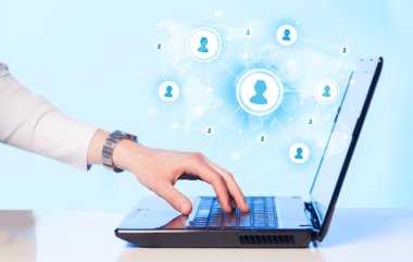 El dizüstü bilgisayar ve Sosyal Medya Icons yakın çekim