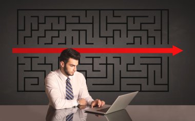 işadamı ile arka planda çözülen bulmaca