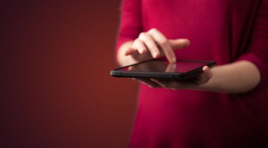 Dijital dokunmatik tablet aygıtının elele tutuşunu kapat