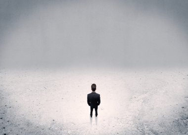 Kentsel boş alanda duran iş adamı