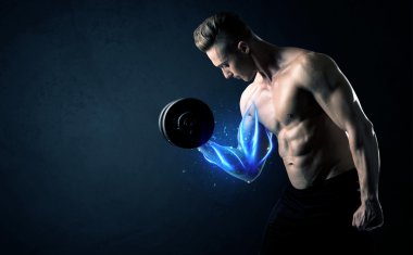 Formda sporcu mavi kas ışığı konseptiyle ağırlık kaldırıyor