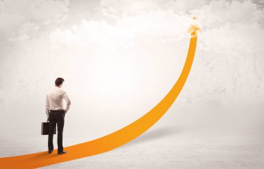 Turuncu ok üzerinde duran iş kişi