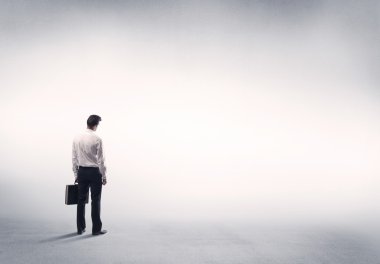 Boş beyaz arkaplanı olan satıcı