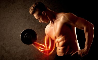 Formda vücut geliştirici, kırmızı kas konseptiyle ağırlık kaldırıyor.