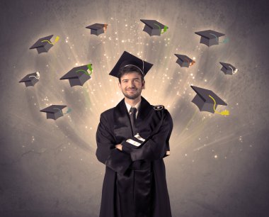 Birçok uçan şapkayla üniversite mezunu.