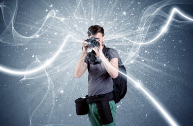 Dinamik çizgileri olan profesyonel fotoğrafçı.