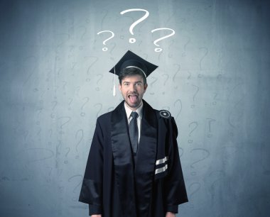 Soru işaretleri çizilmiş genç mezun.