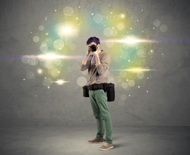 Yanıp sönen ışıkları olan fotoğrafçı