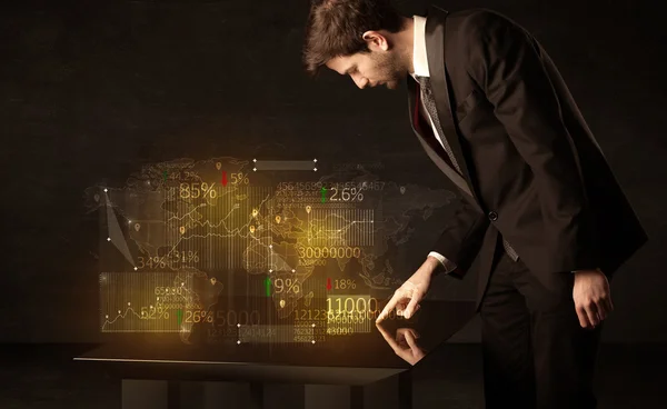 Mâinile navighează pe o masă inteligentă de înaltă tehnologie cu icoane de afaceri — Fotografie, imagine de stoc