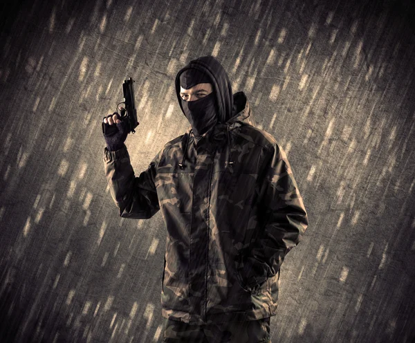 Beväpnade terrorister man med mask på regniga bakgrund — Stockfoto