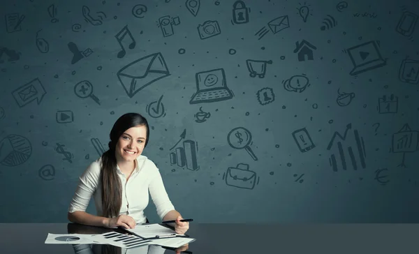 Mujer de negocios con los iconos de los medios de comunicación fondo — Foto de Stock