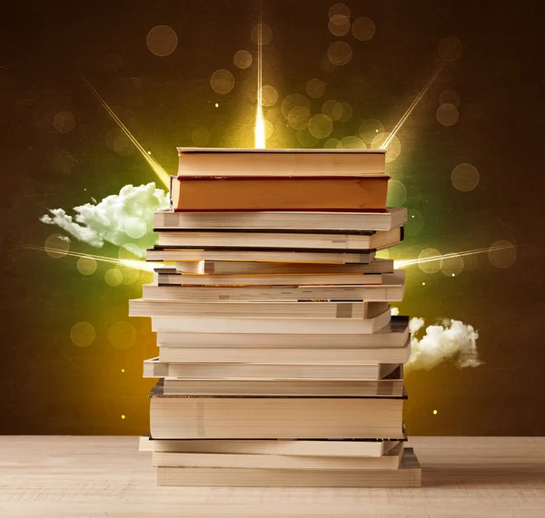 Livros mágicos com raios de luzes mágicas e nuvens coloridas — Fotografia de Stock