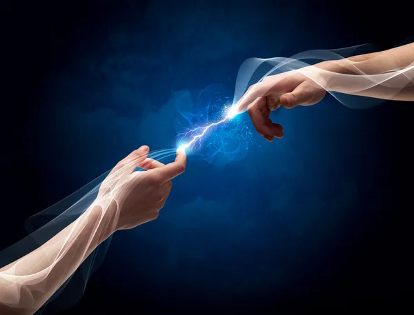 Mãos conectando através dos dedos no espaço — Fotografia de Stock