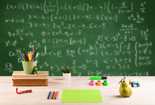 Aula de matemática da mesa da escola estudantil — Fotografia de Stock