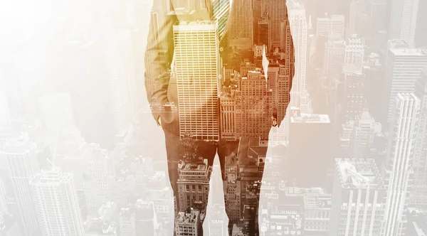 Persona de negocios con superposición de color cálido de fondo de la ciudad — Foto de Stock
