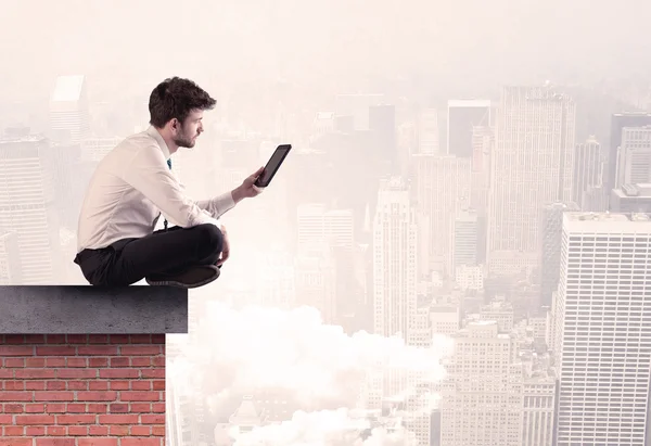 Büroangestellte sitzt auf Dach in der Stadt — Stockfoto
