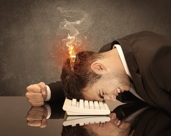 Triste cabeza de hombre de negocios que se prende fuego — Foto de Stock