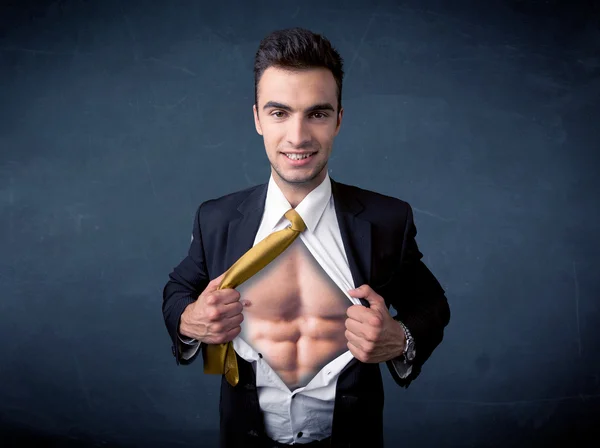 Affärsman sliter av skjortan och visar muskulös kropp — Stockfoto