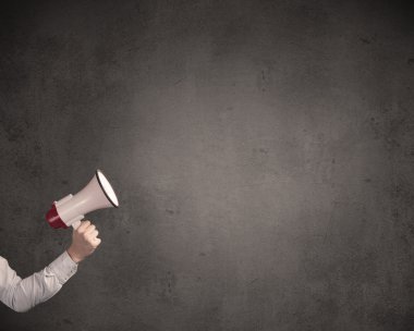 Düz arka plan üzerinde megafon