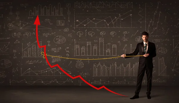 Бизнесмен тянет красную стрелу вверх веревкой — стоковое фото