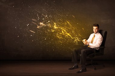 Arka planda tablet ve enerji patlaması olan iş adamı