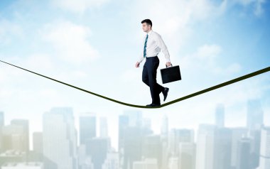 Şehrin yukarısındaki ip üzerinde yürüyen satıcısı