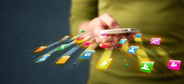 Teknoloji uygulama simgeleriyle akıllı telefon tutan adam