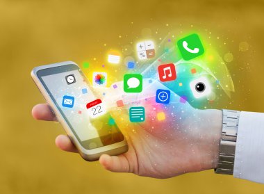 Renkli uygulama simgeleriyle el ele tutuşan akıllı telefon