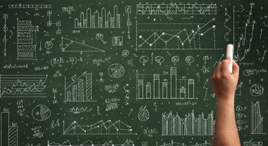 Bir iş adamı tahtaya veri çiziyor
