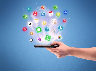 Tablet telefon app simgeleri ile tutan el