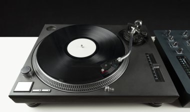 Turntable plağı çalıyor. Plakta iğneyle kapat. 