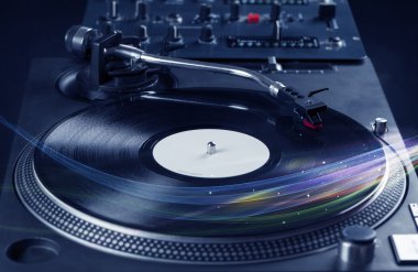 Renkli soyut çizgilerle vinil müzik çalan müzik çalar