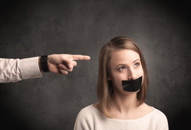 Kadına gösteren bir el