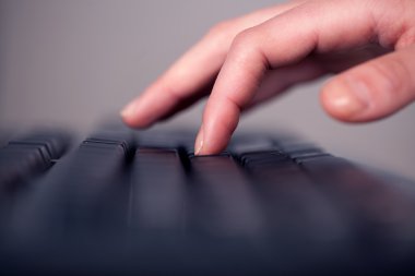Klavye tuşlarına elle basarak kapat